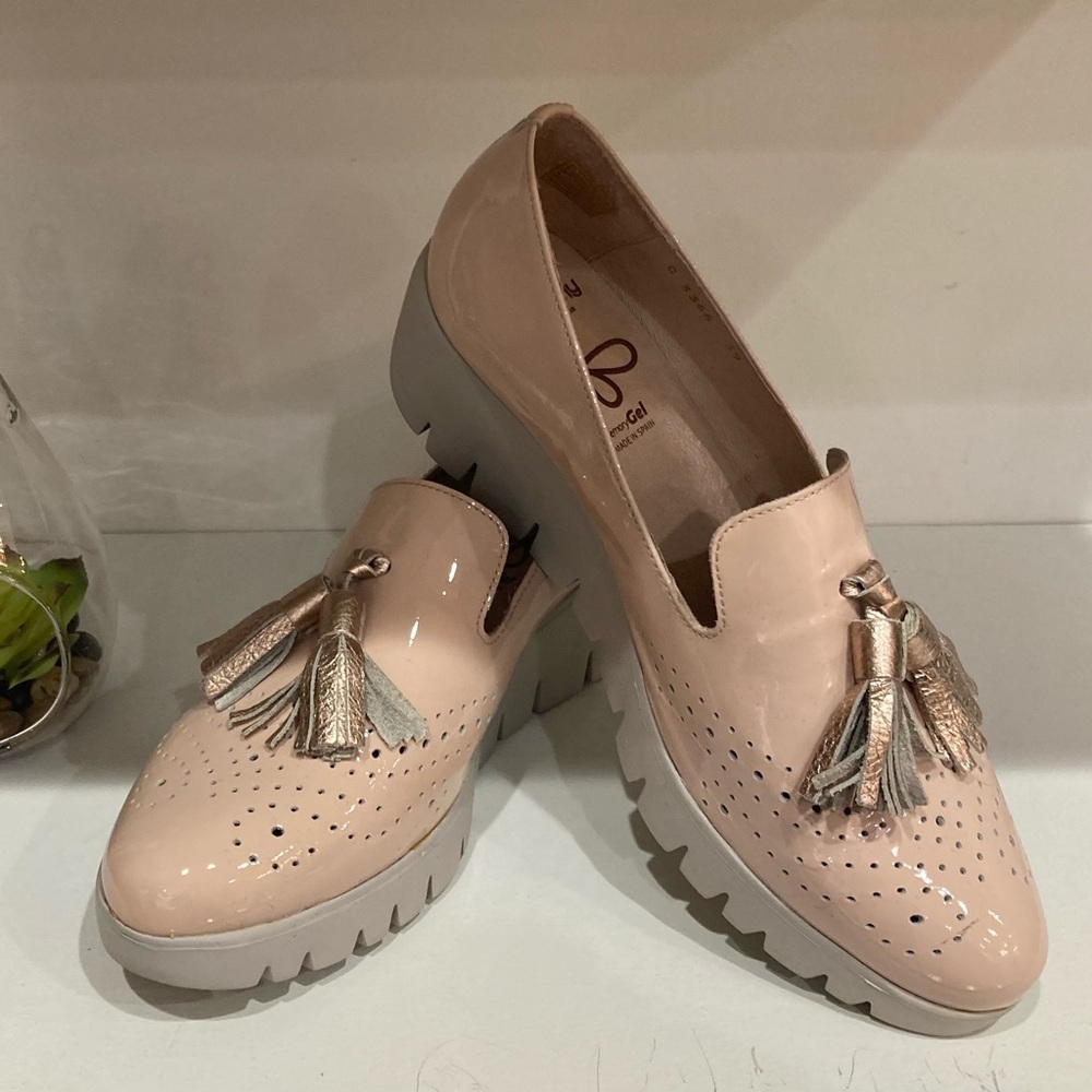 WONDERS by Fly Tassel blush patent leather loafers!  Made in Spain.  NEW